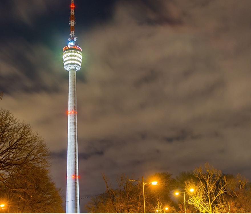 Der SWR Fernsehturm Stuttgart strahlt bei Nacht.